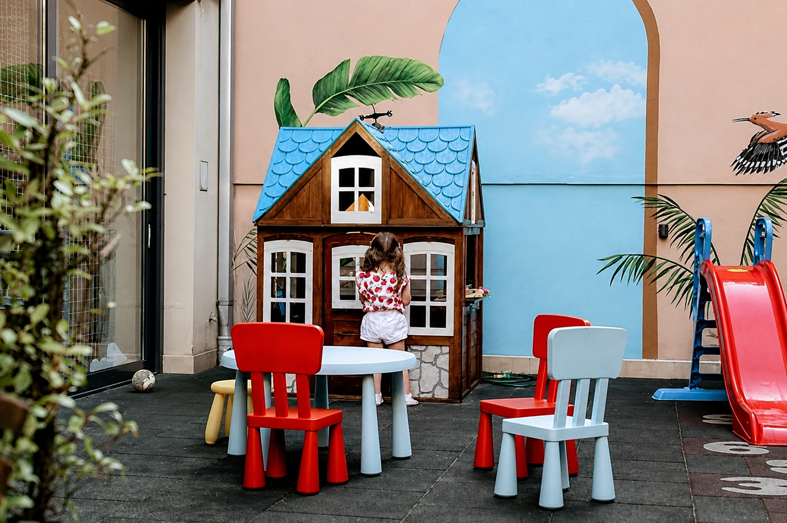 Dečiji sto u spoljašnjem delu MoMo Bar & Play prostora